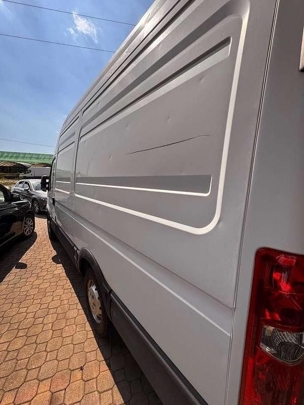 Usata Iveco Daily 145 CV (106 kW) 2012 Bianco candido sbiadito Furgone