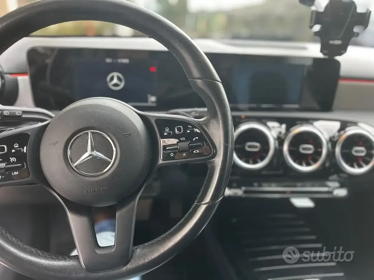 Usata Mercedes A180 109 CV (80 kW) 2019 Nero Berlina