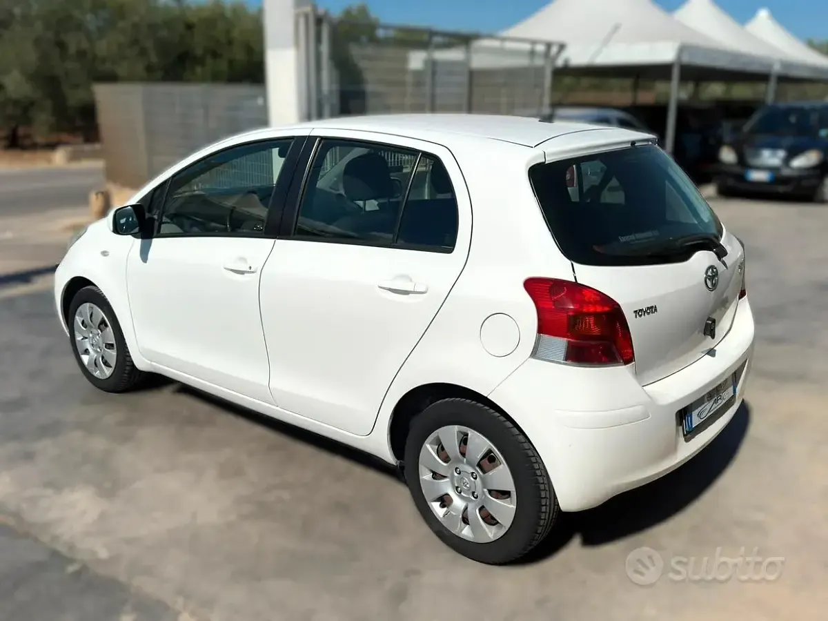 Usata Toyota Yaris Sol 69 CV (50 kW) 2009 Bianco Utilitaria