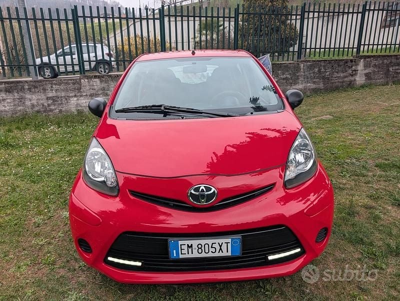 Usata Toyota Aygo Lounge 68 CV (50 kW) 2012 Rosso Utilitaria