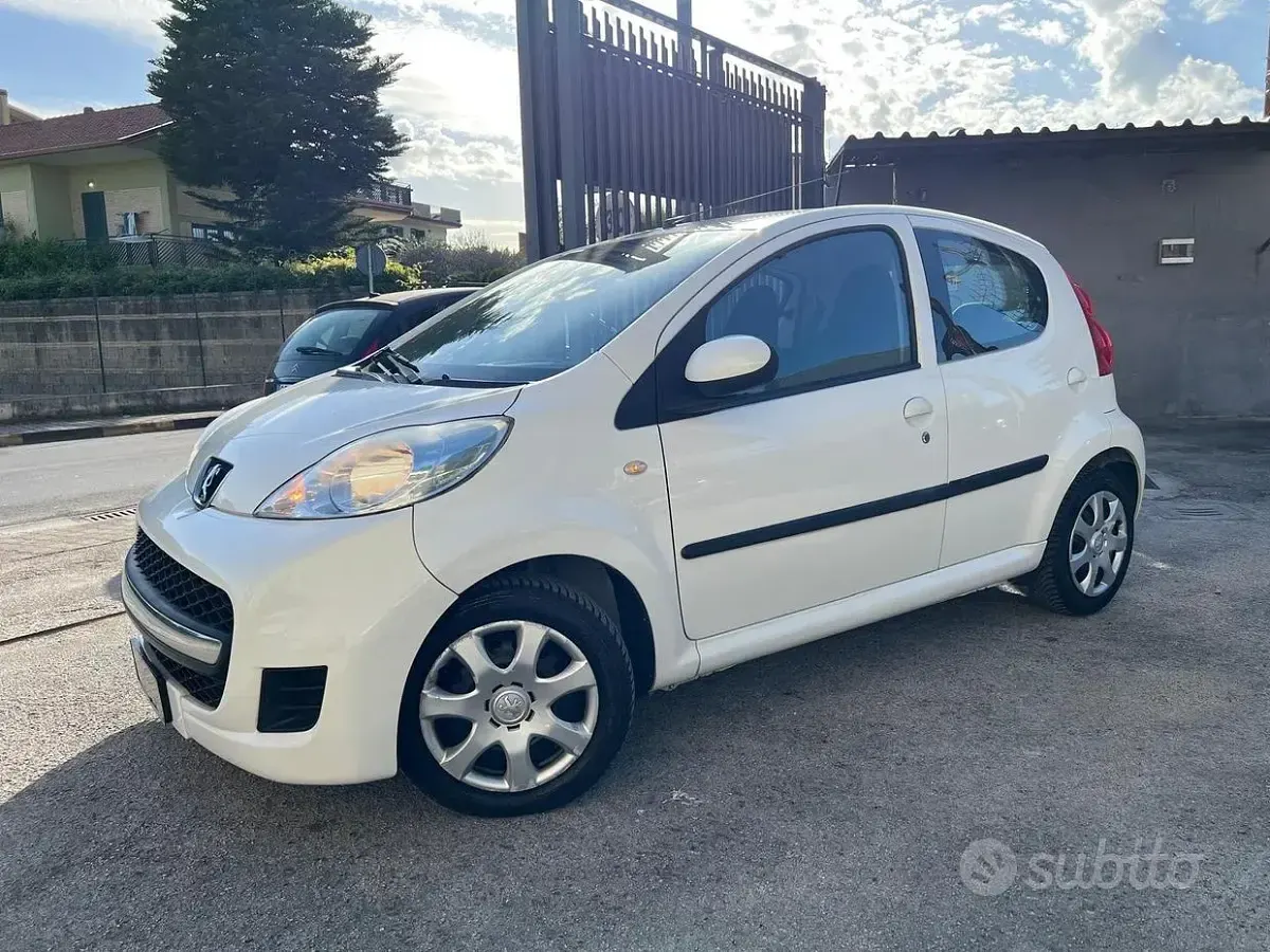 Gebraucht Peugeot 107 Access 68 PS (50 kW) 2012 Weiß Kleinwagen