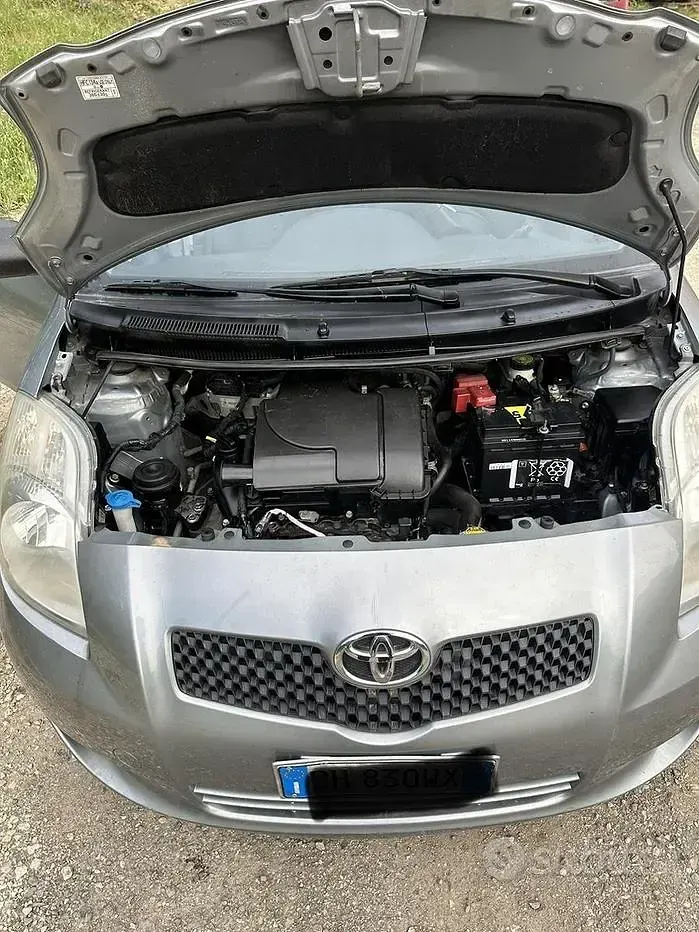 Usata Toyota Yaris 69 CV (50 kW) 2007 Grigio Utilitaria