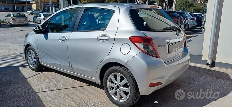 Usata Toyota Yaris Lounge 90 CV (66 kW) 2012 Grigio Utilitaria
