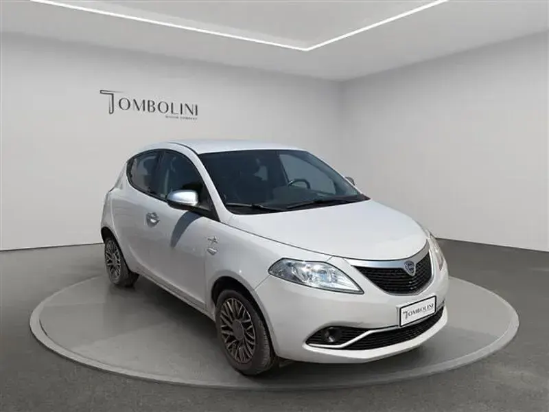 Usata Lancia Ypsilon 69 CV (50 kW) 2016 Grigio chiaro Utilitaria