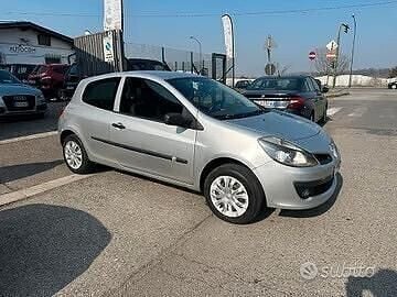 Usata Renault Clio II 75 CV (55 kW) 2007 Grigio Berlina