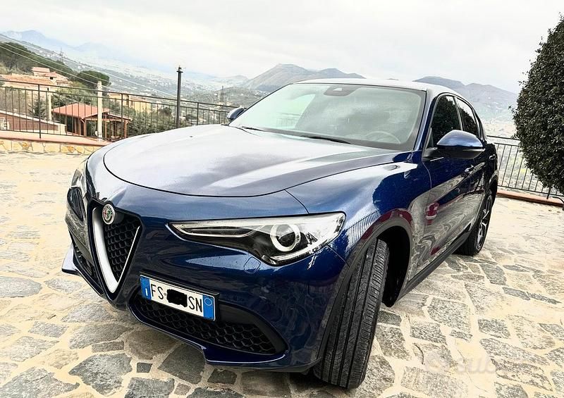 Blu Usata 2018 Alfa Romeo Stelvio SUV | 18.900 € (Molto cara) - Immagine 1/4