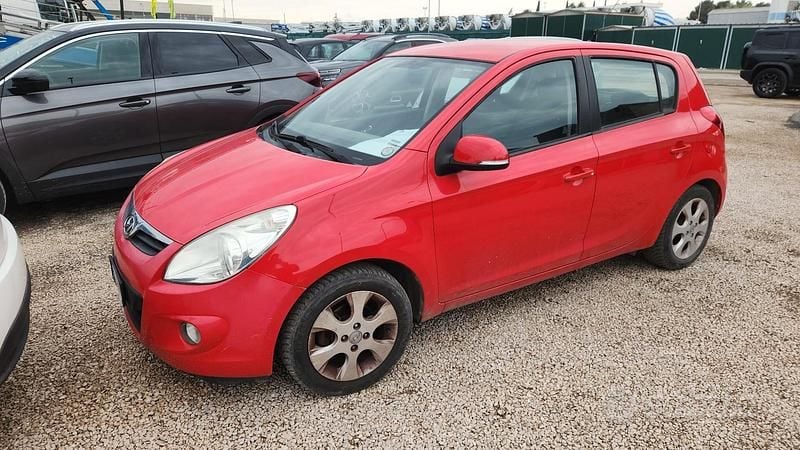 Usata Hyundai i20 Comfort 90 CV (66 kW) 2011 Rosso Utilitaria