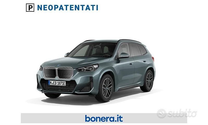 Cape york green metallizzato Nuova 2025 BMW iX1 M Sport SUV | 46.700 € (Buon prezzo) - Immagine 1/4