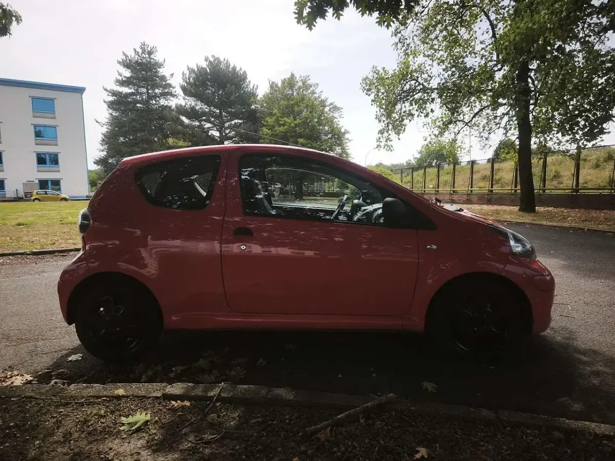 Usata Toyota Aygo Connect Style 68 CV (50 kW) 2012 Rosso Utilitaria