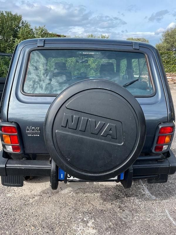 Usata Lada niva 83 CV (61 kW) 2023 Grigio SUV