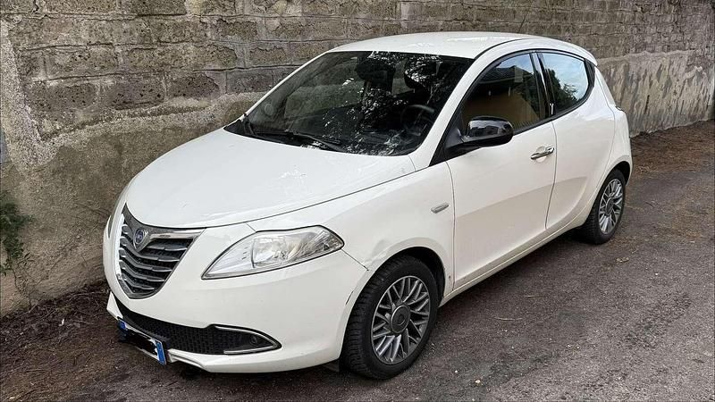 Usata Lancia Ypsilon Silver 69 CV (50 kW) 2012 Bianco Utilitaria