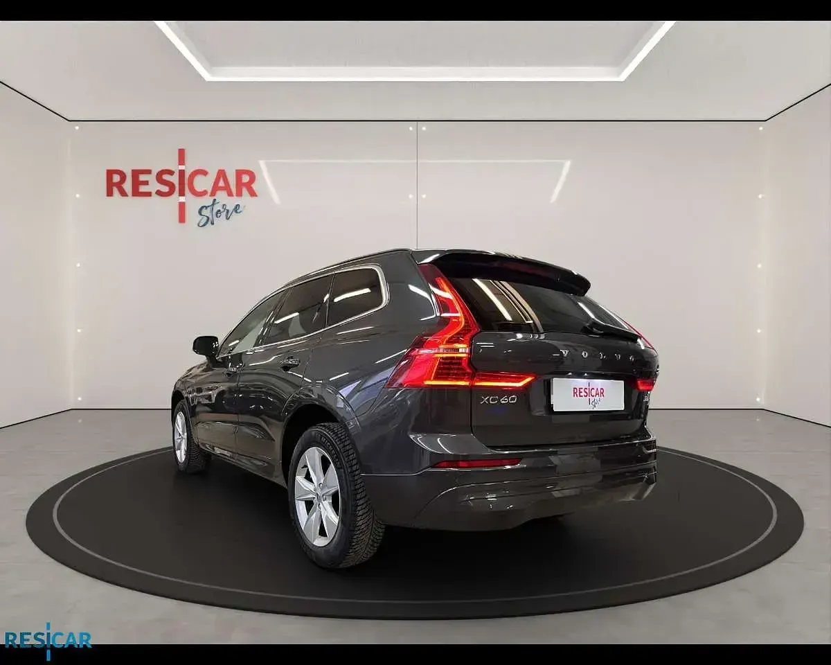Usata Volvo XC60 Core 197 CV (144 kW) 2023 Platinum silver SUV