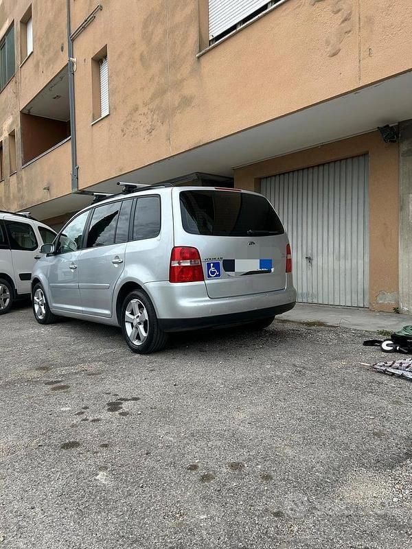 Begagnad VW Touran 105 HK (77 kW) 2005 Grå Minibuss