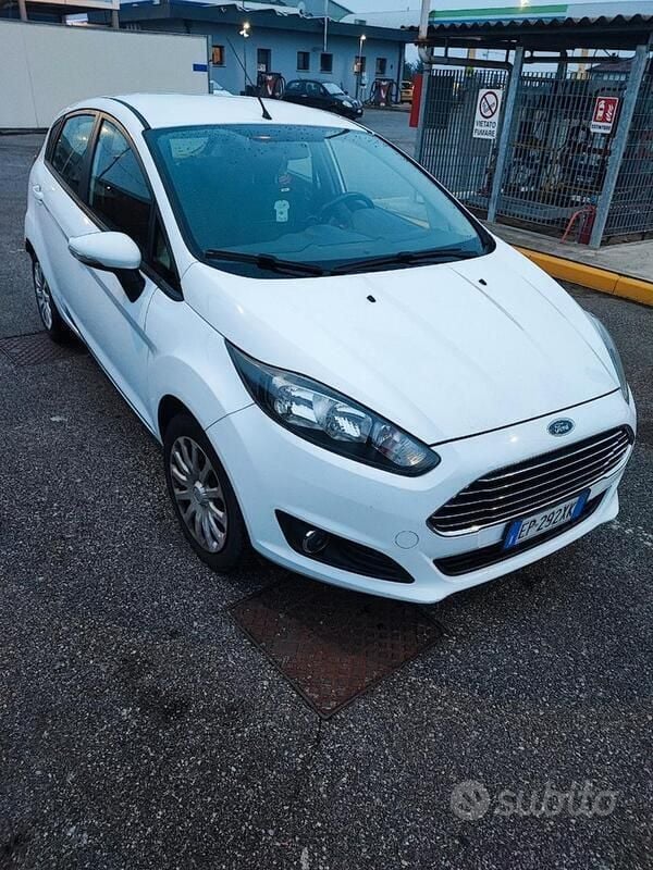 Usata Ford Fiesta 97 CV (71 kW) 2013 Bianco Utilitaria