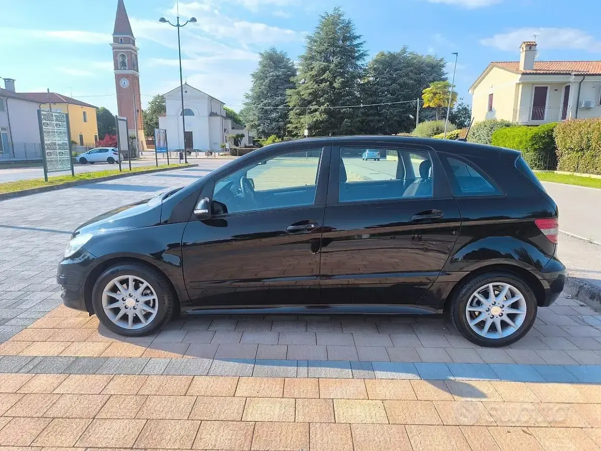 Usata Mercedes B200 Premium 109 CV (80 kW) 2011 Nero Utilitaria