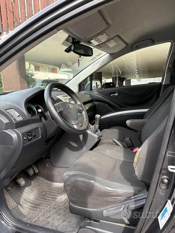 Usata Toyota Corolla Verso 136 CV (100 kW) 2008 Marrone Monovolume