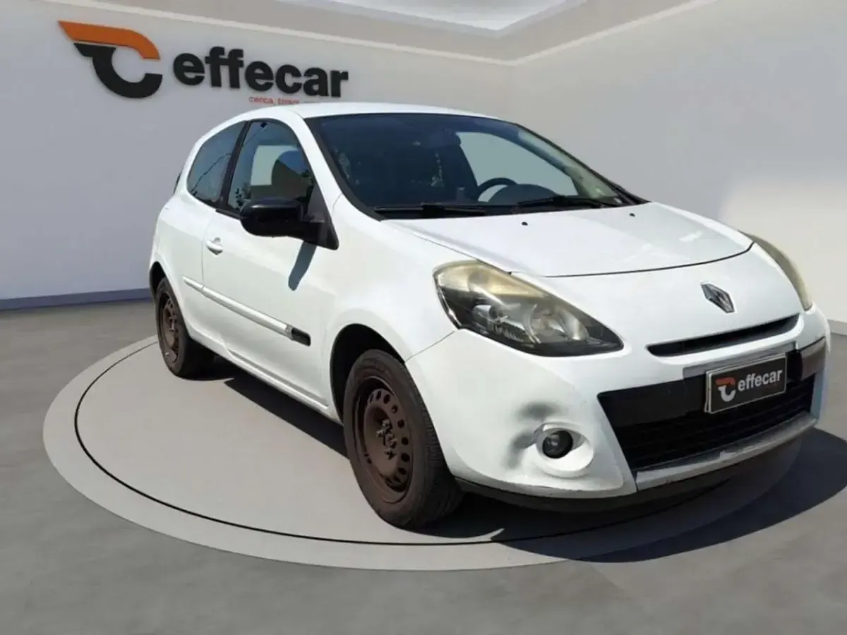 Usata Renault Clio II Dynamique 75 CV (55 kW) 2011 Bianco Berlina