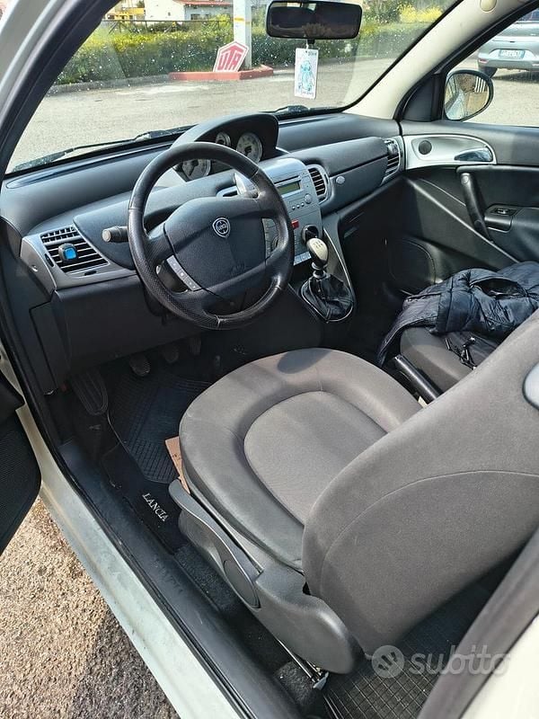 Usata Lancia Ypsilon 69 CV (50 kW) 2011 Bianco Utilitaria