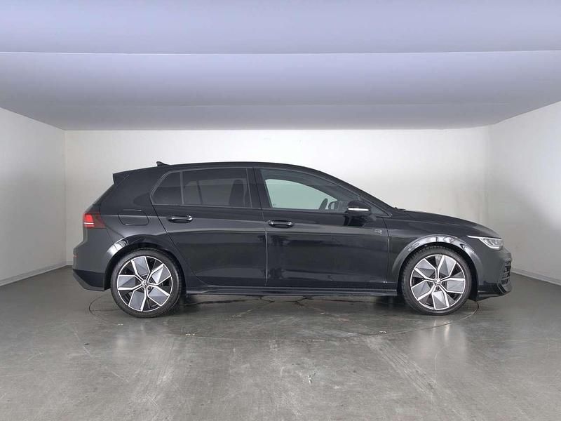 Usata VW Golf VIII R-line 150 CV (110 kW) 2024 Grenadill black metallizzato Berlina