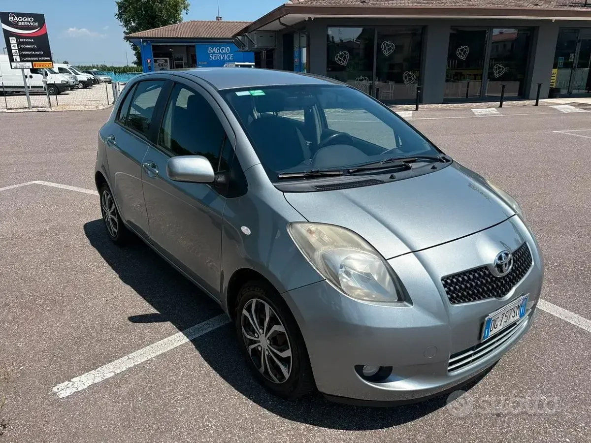 Usata Toyota Yaris 87 CV (63 kW) 2007 Grigio Utilitaria