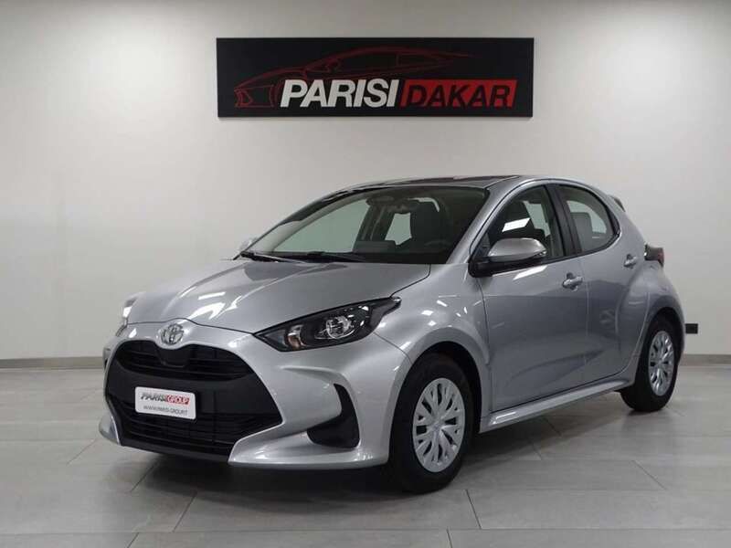 Argento Nuova 2025 Toyota Yaris Hybrid Active Tre volumi | 18.800 € (Ottimo prezzo) - Immagine 1/4