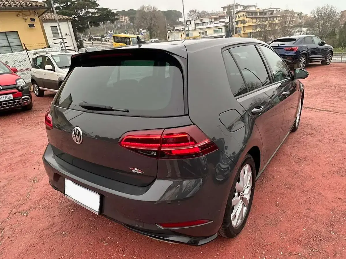Usata VW Golf VII R-line 150 CV (110 kW) 2019 Grigio nardò Berlina