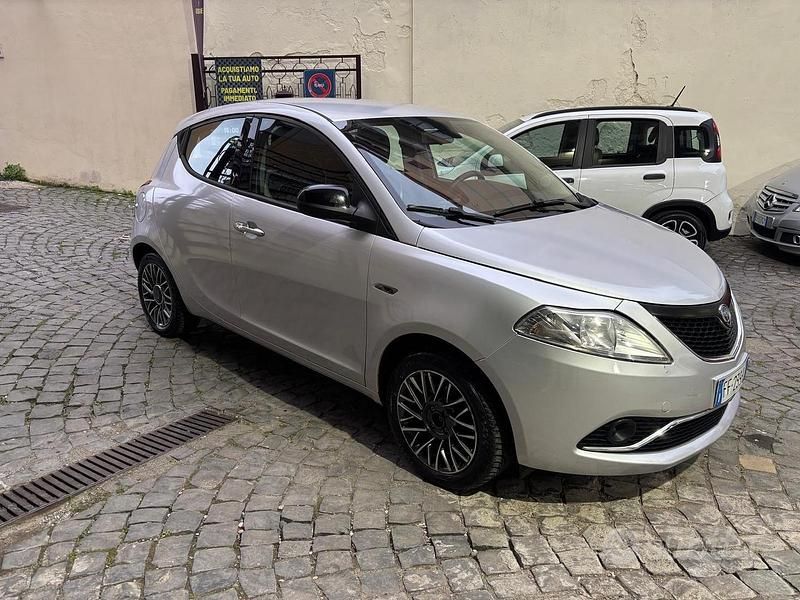 Usata Lancia Ypsilon Platinum 69 CV (50 kW) 2016 Grigio Utilitaria