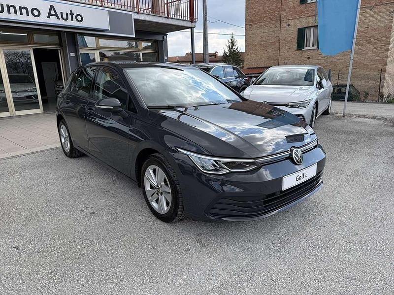 Usata VW Golf VIII Life 131 CV (96 kW) 2021 Grigio urano Berlina