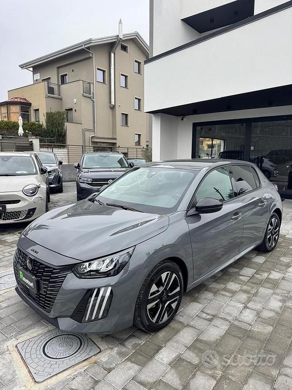 Usata Peugeot 208 Allure 100 CV (73 kW) 2025 Grigio Utilitaria