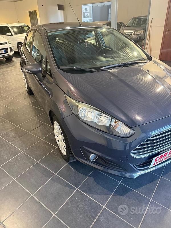 Usata Ford Fiesta 97 CV (71 kW) 2015 Grigio Berlina