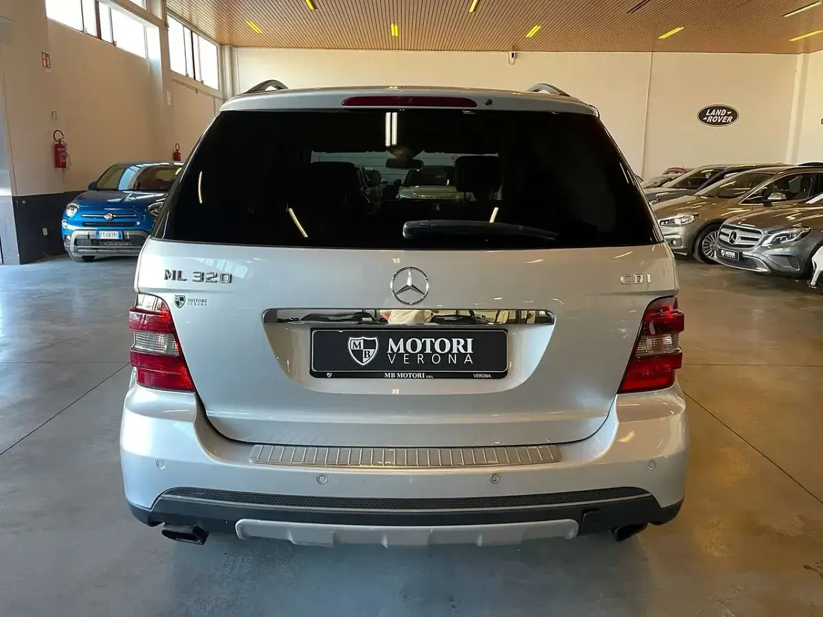 Usata Mercedes ML320 Chrome 224 CV (164 kW) 2006 Argento SUV