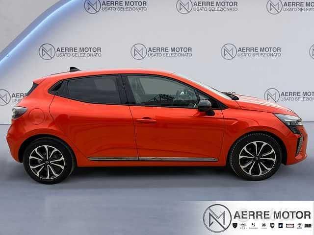 Usata Renault Clio V Techno 101 CV (74 kW) 2024 Arancione Berlina