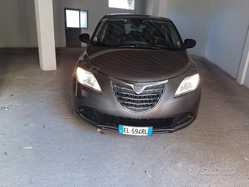 Grigio Usata 2012 Lancia Ypsilon Due volumi | 5900 € (Buon prezzo) - Immagine 1/4