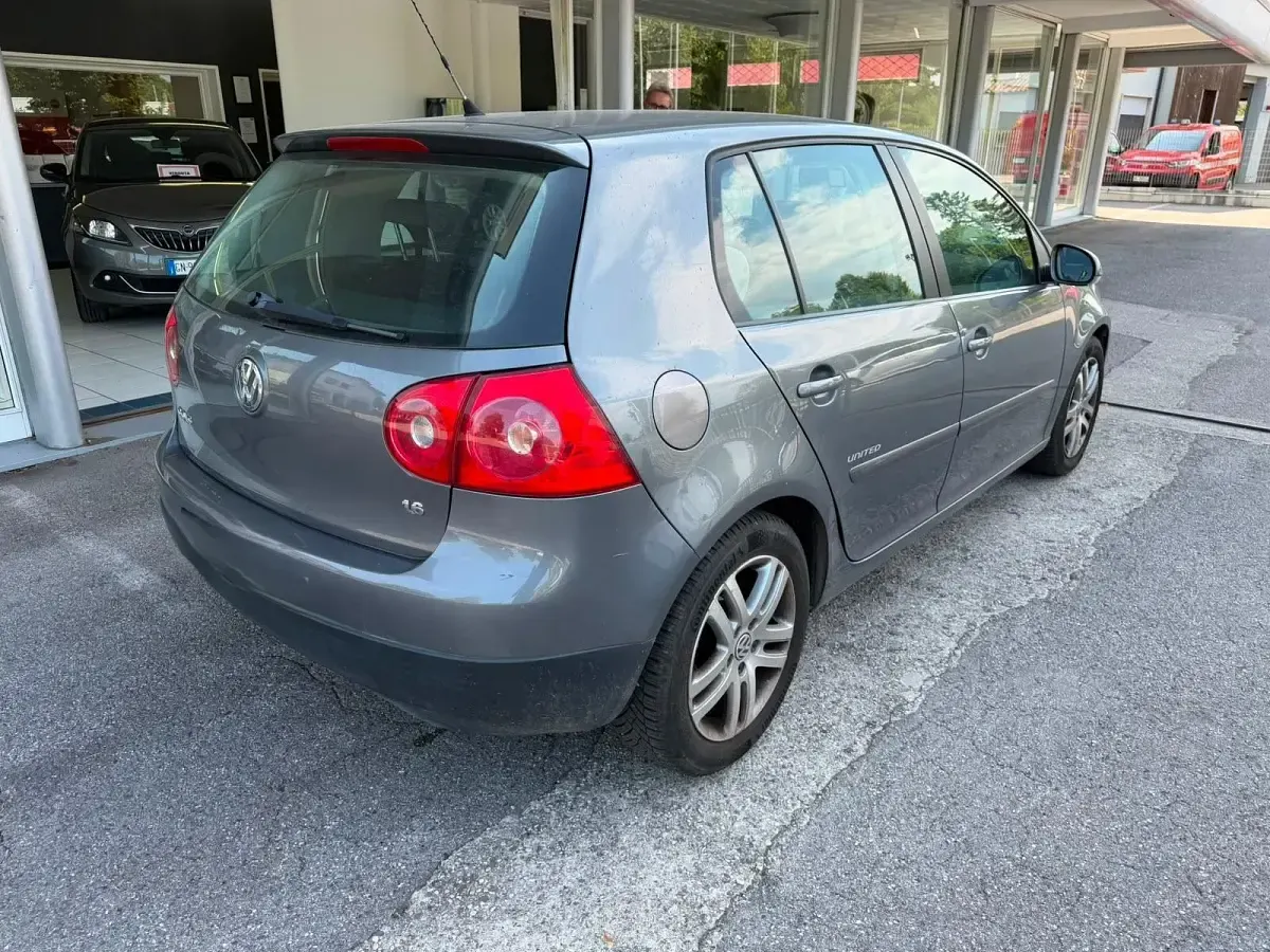 Usata VW Golf V 102 CV (75 kW) 2008 Grigio