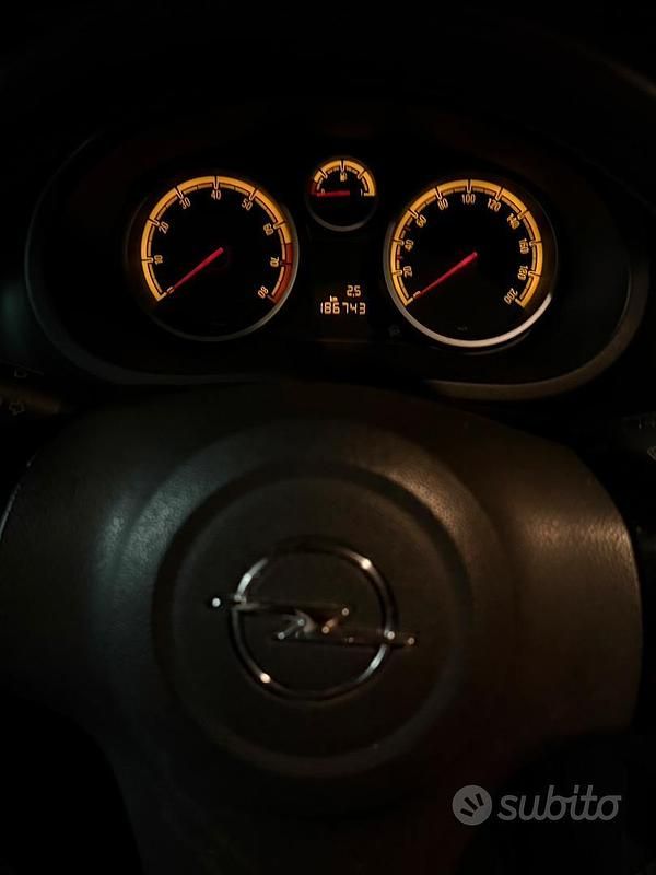 Usata Opel Corsa 86 CV (63 kW) 2013 Marrone Utilitaria