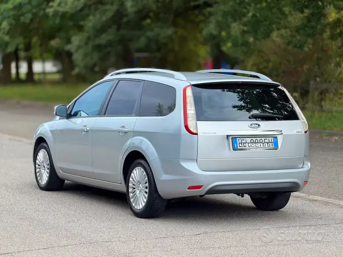 Usata Ford Focus 109 CV (80 kW) 2010 Grigio Station wagon