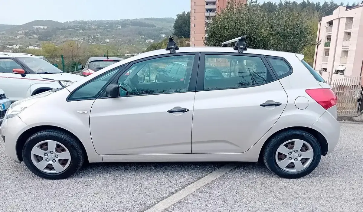 Usata Kia Venga LX 77 CV (56 kW) 2011 Marrone Utilitaria