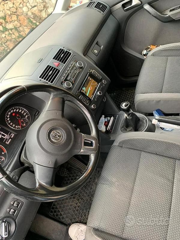 Begagnad VW Touran 105 HK (77 kW) 2010 Svart Minibuss