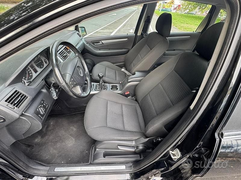 Usata Mercedes B200 140 CV (102 kW) 2010 Nero Monovolume