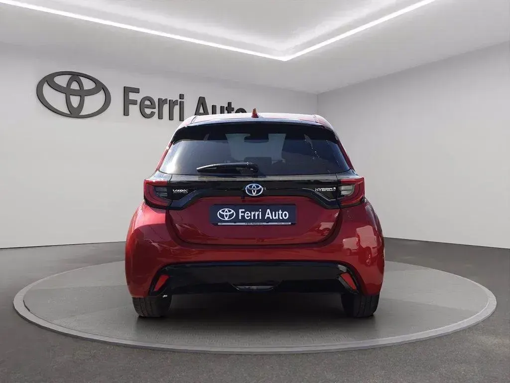 Usata Toyota Yaris Hybrid Lounge 116 CV (85 kW) 2022 Emotional red Berlina