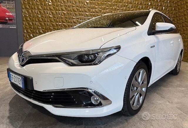 Usata Toyota Auris Touring Sports Lounge 99 CV (72 kW) 2016 Bianco Station wagon