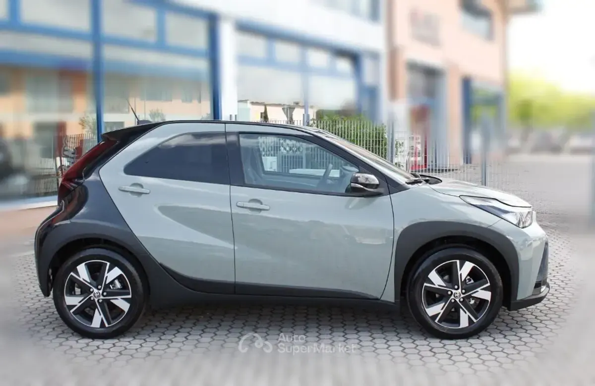 Nuova Toyota Aygo X 116 CV (85 kW) 2026 Verde SUV