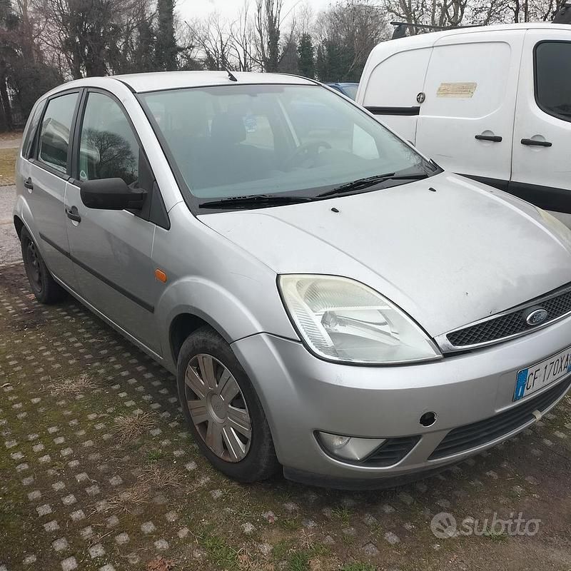 Usata Ford Fiesta 2002 Grigio Berlina