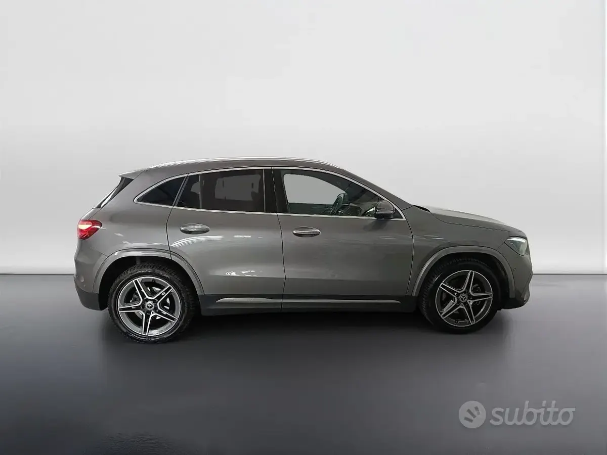 Usata Mercedes GLA200 AMG Line Premium 150 CV (110 kW) 2023 Grigio montagna SUV