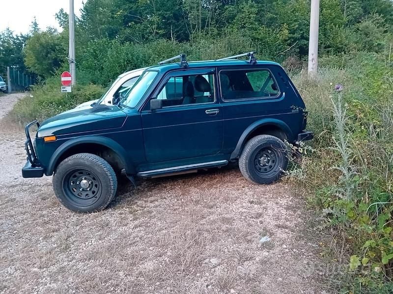 Usata Lada niva 81 CV (59 kW) 2010 Verde SUV