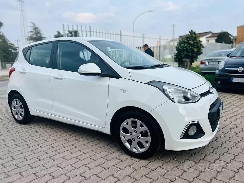 Usata Hyundai i10 Edition 68 CV (50 kW) 2016 Bianco Utilitaria