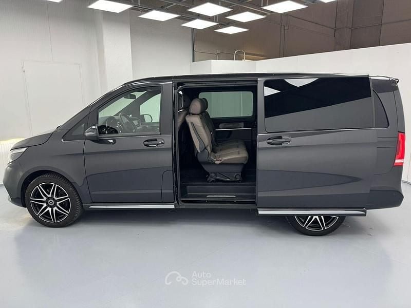Usata Mercedes V300 Avantgarde 239 CV (175 kW) 2023 Gray Monovolume