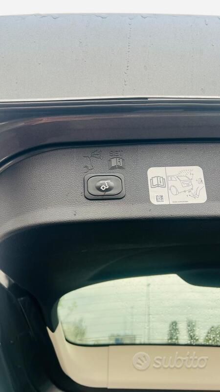 Grigio Usata 2017 Ford Kuga SUV | 11.500 € (Buon prezzo) - Immagine 1/4