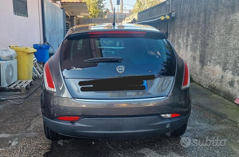 Usata Lancia Delta 120 CV (88 kW) 2012 Grigio Utilitaria