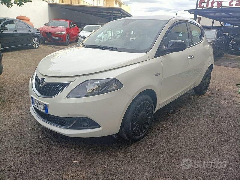 Usata Lancia Ypsilon Silver 69 CV (50 kW) 2021 Bianco pastello Utilitaria